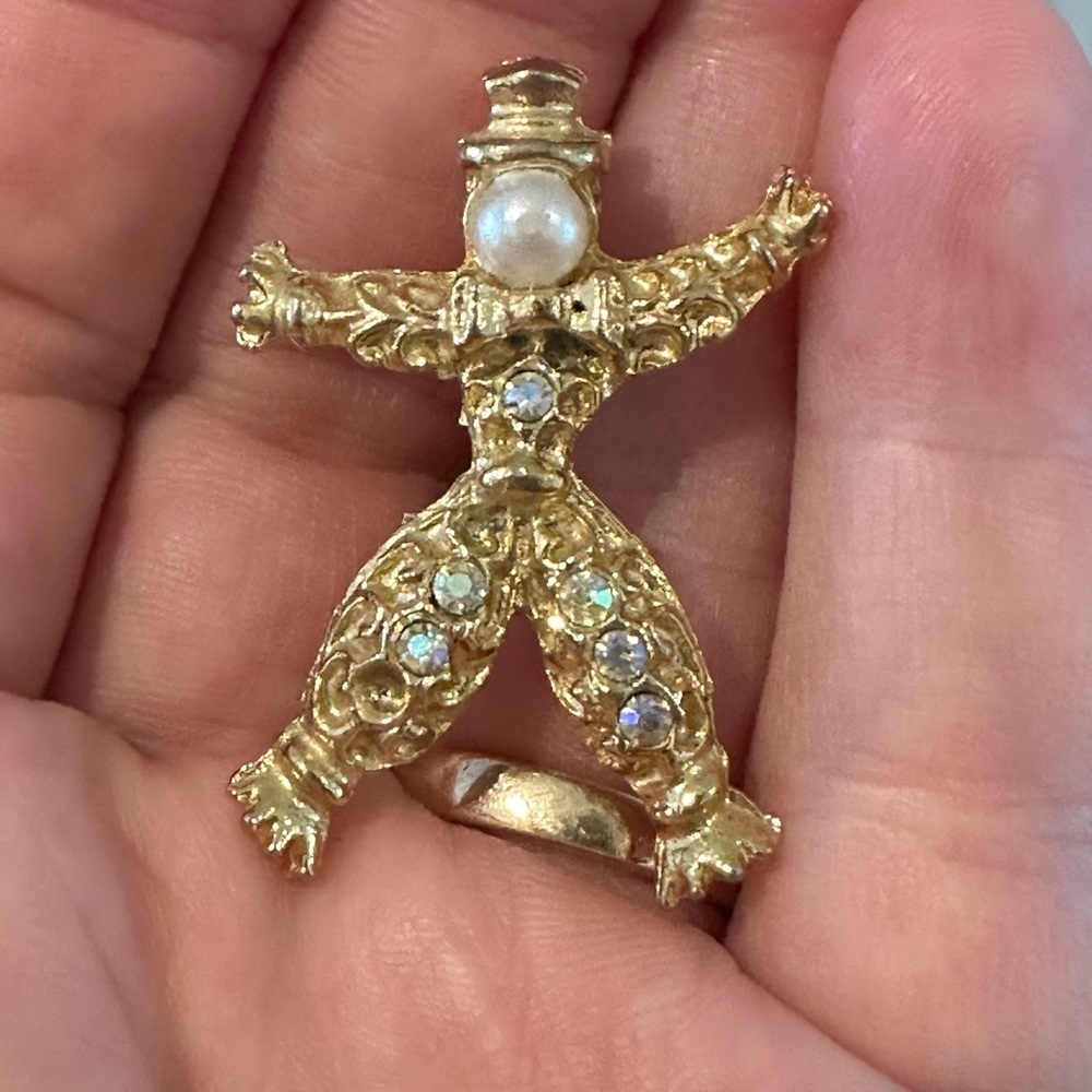 VINTAGE scarecrow, gold tone, pearl and rhinestone pin/brooch
